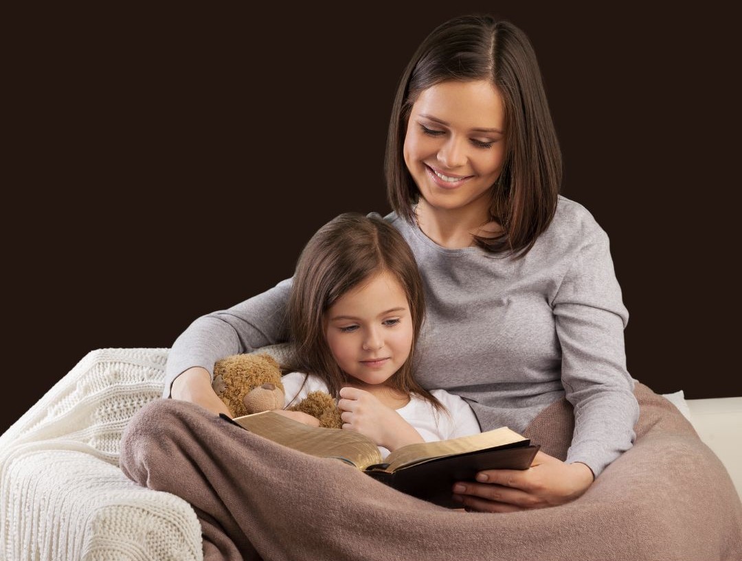 Mãe e filha lendo livro infantil ajuda a criança a descobrir o amor pela leitura